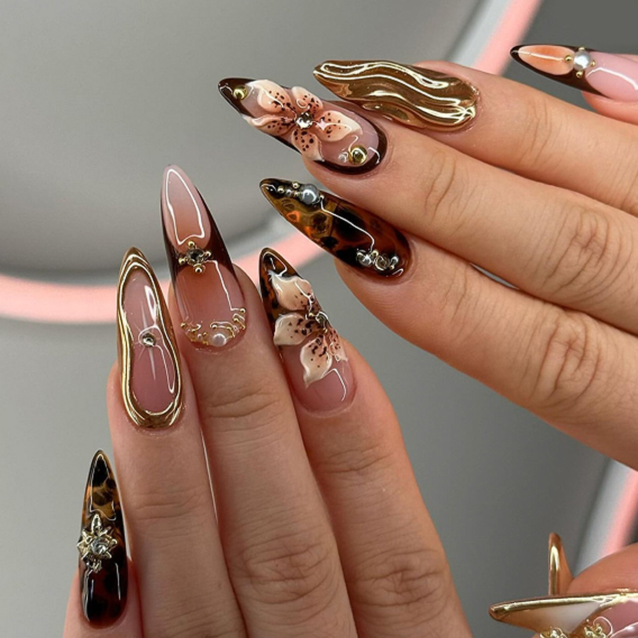 Pressed Flower Art - Luxe Maillard Amandelvormige opzetnagels met 3D